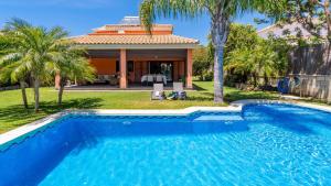 Bazén v ubytovaní Villa Italia Conil de la Frontera by Ruralidays alebo v jeho blízkosti
