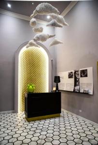 那不勒斯Costantinopoli 33 Grand Suite的墙上展示着云朵的房间