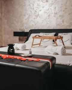 ein Bett mit Handtüchern und einem Koffer darauf in der Unterkunft Moon Suite - Taranto Centro - Vasca Idromassaggio in Taranto