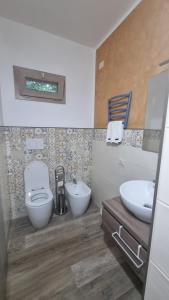 a bathroom with a toilet and a bidet and a sink at appartamento Margherita in Crespina +13 photos