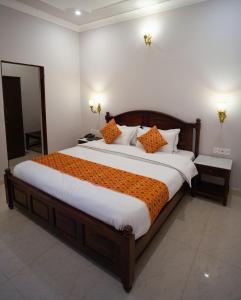 Postel nebo postele na pokoji v ubytování Chitawa Haveli jaIpur