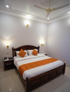 Postel nebo postele na pokoji v ubytování Chitawa Haveli jaIpur