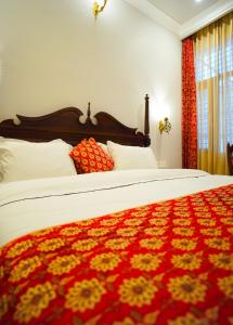 Postel nebo postele na pokoji v ubytování Chitawa Haveli jaIpur