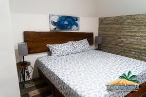 سرير أو أسرّة في غرفة في Hotel Pancho Villas Bacalar - Free Bikes and Paddles