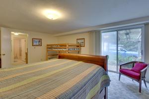 Katil atau katil-katil dalam bilik di Peaceful Carrollton Retreat with Deck and Fire Pit!