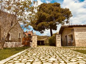 a stone driveway in front of a house at Locanda Angelica in Giarratana