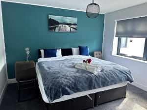 Llit o llits en una habitació de KYOTO HOUSE CENTRAL DERBY I SPACIOUS, WARM & NEW with NETFLIX