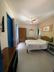 a bedroom with a bed and a ceiling fan at Embaúbas suíte privativa in Serra do Cipo +11 photos