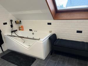 una vasca da bagno con una panca blu in una stanza di Corbel a Châtenay-Malabry