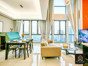 TV a/nebo společenská místnost v ubytování Medini LUXURY Suite, 3min to Legoland,3BR Netflix