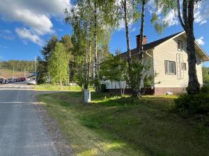 ein Haus am Straßenrand in der Unterkunft SportHome in Rovaniemi