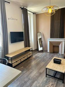 une pièce avec des bancs et un miroir au mur dans l'établissement Le chant des vagues, à Marseille