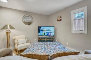 Postel nebo postele na pokoji v ubytování The Loft ~ Smart TV ~ FirePit ~ Self Check-In