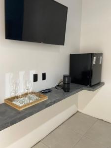 TV a/nebo společenská místnost v ubytování Jardim dos Milagres Suites 2