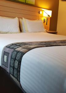 Postel nebo postele na pokoji v ubytování Crystal Hotel