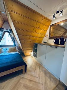 Habitación pequeña con cama y cocina en Willa Wysoka, en Zakopane