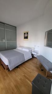 1 dormitorio con 1 cama grande y escritorio en San Siro Terrace Attic Apartment Milano en Milán