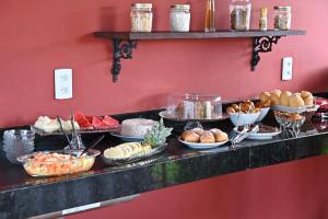 ein Buffet mit vielen verschiedenen Brotsorten und Gebäck in der Unterkunft Pousada Villa Egregora in Itacimirim