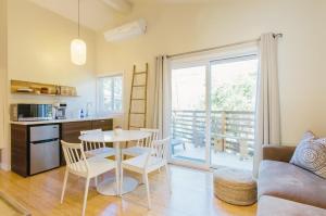 een keuken en een woonkamer met een tafel en stoelen bij Inn at Moonlight Beach in Encinitas