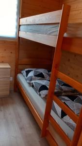 Postel nebo postele na pokoji v ubytování Domki Heno na Wichrowym Wzgórzu