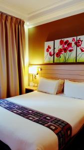 Postel nebo postele na pokoji v ubytování Crystal Hotel