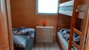 Postel nebo postele na pokoji v ubytování Domki Heno na Wichrowym Wzgórzu