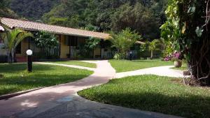 a walkway in front of a house at Embaúbas suíte privativa in Serra do Cipo