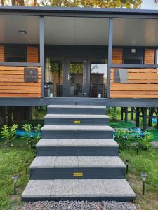 une maison accessible par des escaliers. dans l'établissement Glamping Lucky House, à Gradac