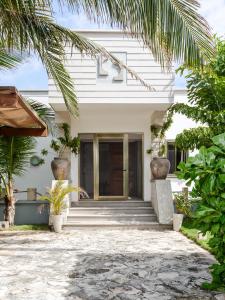 Un jardín fuera de Casa Seven Ocean Front with Private C hef Included
