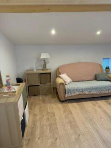 a living room with a couch and a table at Le pat' toit in Aurec-sur-Loire
