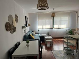 a living room with a couch and a table at Los Bell@s in O Porto de Espasante