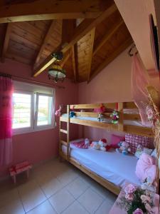 Postel nebo postele na pokoji v ubytování Platanos House