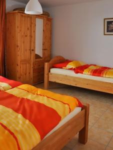 a bedroom with two beds and a mirror at Peter Hart Wohnen auf Zeit - mit Komfort in Filderstadt