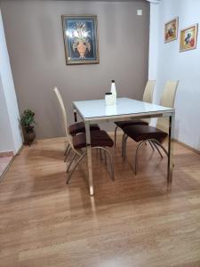 - une table à manger et des chaises dans une pièce dans l'établissement Cozy Apartment, à Strumica