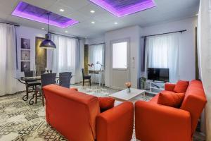 sala de estar con muebles de color naranja y comedor en Fouxia-Grey, en Skopelos Town