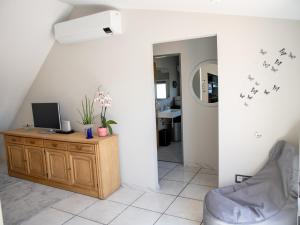 Zimmer mit einem Schreibtisch, einem Computer und einem Spiegel in der Unterkunft Pontevedra- A Caeira in Pontevedra