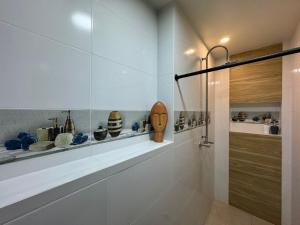 a bathroom with a shelf with ceramics on the wall at Presidencial Penthouse - 2 Bedrooms 3 Bath in Baños