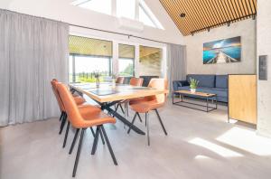 comedor con mesa y sillas naranjas en Soul Bobolin Homes, en Bobolin 33 fotos más