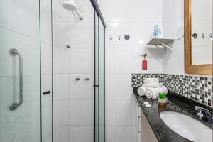 Loft com vista pro Pão de Açúcar! A/C, Wi-Fi, TV في ريو دي جانيرو: حمام مع حوض ودش زجاجي