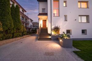 Willa Cykas في ياستراوبيا جورا: مبنى أبيض اللون به درج ومنزل به أضواء +9 صور