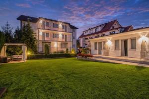 Willa Cykas في ياستراوبيا جورا: فناء خلفى لمنزل به حديقة خضراء