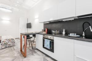 Кухня или мини-кухня в Dreams House Bari City Centre
