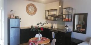 Kuhinja ili čajna kuhinja u objektu Designer Apartment for exclusive use in Buh-Rein Estate