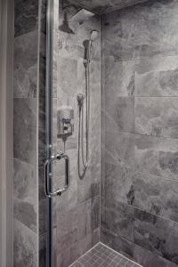 La salle de bains est pourvue d'une douche avec une porte en verre. dans l'établissement Niagara Falls Marriott Fallsview Hotel & Spa, à Niagara Falls