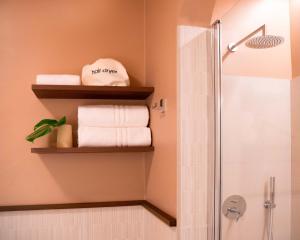 La salle de bains est pourvue d'une douche et de serviettes. dans l'établissement Cà Bèla - Susa, à Milan