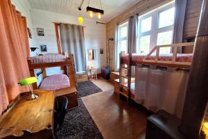 a room with two bunk beds and a table at MaPatagonia Hostel Casa Patrimonial in Puerto Varas