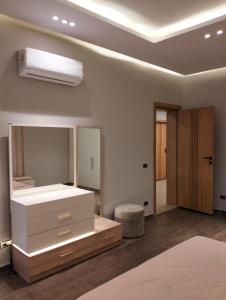 a bedroom with a bed and a large mirror at شقه فندقيه in Cairo