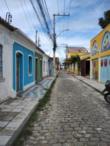 una calle vacía en una ciudad con edificios coloridos en Casa da Mila en Porto Seguro