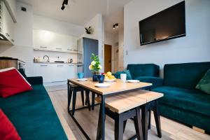 una sala de estar con una mesa y un sofá en Dolce Vita by Housine, en Zator