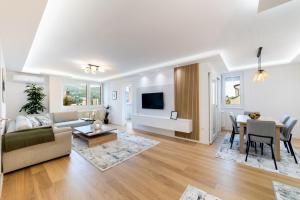 ein Wohnzimmer mit Sofa und Tisch in der Unterkunft Old Town Heaven 3-bedroom apartment with balcony in Sarajevo